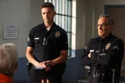 Bradford (Eric Winter, l.) hat die schwere Aufgabe, Officer Jerry McGrady (Peter Onorati, r.) zu überzeugen, in Rente zu gehen.