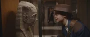Theodosia (Eloise Little) begrüßt die lieb gewordenen Ausstellungsstücke in ihrem Zuhause- dem Museum für Legenden und Artefakte.
