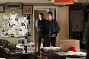 Nick (George Eads, r.) besucht Ray Langston (Laurence Fishburne) und ist überrascht einen Raum vorzufinden, der mit Informationen, Berichten und Material über den Serienmörder Dr. Jekyll vollgestopft ist.