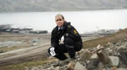 Der Fund einer Blutspur überzeugt die Polizistin Thea Koren (Ingrid Bolsø Berdal) von der Sorge ihres deutschen Kollegen Max um seinen Neffen.