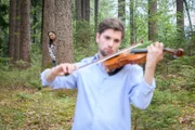 Wird Maxi (Katharina Scheuba, h.M.) ihrem Herzen folgen und sich Henry (Elias Reichert, v.M.) zu erkennen geben?