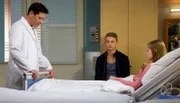 ARD/MDR IN ALLER FREUNDSCHAFT FOLGE 655, "Der Moment der Wahrheit", am Dienstag (26.08.14) um 21:00 Uhr im ERSTEN. Eigentlich sollte Jasmins (Anna Willecke, re.) Lungentransplantation dazu führen, dass sie und ihre große Liebe Finn (Dennis Mojen, mi.) endlich ein normales Leben führen können. Nun muss Dr. Philipp Brentano (Thomas Koch, li.) den beiden mitteilen, dass er bei Finn eine chronische Bronchitis festgestellt hat und er nach der Transplantation ein permanentes lebensgefährliches Risiko für Jasmin sein wird. Jasmins einzige Überlebenschance bedeutet alternativlos eine sofortige Trennung.