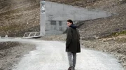 Der Journalist und Umweltaktivist Victor Vegener (Jonathan Berlin) recherchiert am Svalbard-Saatguttresor in Spitzbergen.