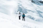 L-R: Markus Kröll und Stephan Eberharter bei einer Gletscherüberquerung im verschneiten Zillertal.