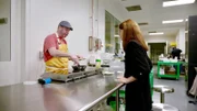 Das im Labor gezüchtete Hühnerfleisch, das Korrespondentin Vanessa Böttcher testet, unterscheidet sich nicht von herkömmlichem Fleisch.