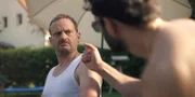 Brian (Eidin Jalali, r.) will Andi (Milan Peschel, l.) malen und gibt ihm strenge Anweisungen für die richtige Pose.