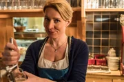 Susanne Dreiseitl (Natalie O'Hara), die örtliche Wirtin, schenkt Ludwig zur Feier des Tages ein kleines Bier ein.