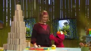 Elmo (r.) und Julia (l.) bauen einen Turm.