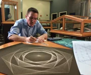 Jason Padgett, der Autor von "Struck by Genius", arbeitet an einer komplexen geometrischen Zeichnung, die er nach dem Vorfall, der ihn in ein mathematisches Genie verwandelte, zeichnen konnte.
