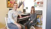 Einen Song komponieren, wenn man gar nicht singen und ein Musikinstrument spielen kann - geht das? "PUR+"-Moderator Eric Mayer will es ausprobieren und bekommt Hilfe von Cassandra Mae "CassMae" Spittmann. Die Musikerin hilft Eric, eine coole Melodie zu komponieren.