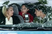 Pauline Hobrecht (Agnes Decker, M.) ist auf Undercover Einsatz mit ihren KollegInnen Tamara Meurer (Anja Pahl, l.) und Samir Amari (Skandar Amini, r). Sie versuchen einem Betrüger auf die Spur zu kommen.