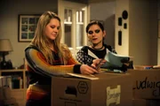 Nina macht eine überraschende Entdeckung. Von links: Yvonne Preissinger (Alexa Eilers) und Nina Kreutzer (Andrea Schmitt).