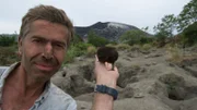Die Inselwelt von Papua Neuguinea im Pazifik ist geprägt durch vulkanische Aktivität. Doch die feuerspuckenden Berge sind nicht nur zerstörerisch – sie bieten auch einen ganz besonderen Lebensraum. An den Flanken der aktivsten Vulkane nisten Großfußhühner. Sie legen ihre Eier in die heiße Asche und überlassen das Brüten dem Vulkan.