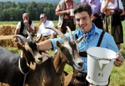 ARD STURM DER LIEBE FOLGE 1847, am Mittwoch (02.10.13) um 15:10 Uhr im ERSTEN. Beim Wettbewerb "Das Gesicht Bayerns" versucht Goran (Saša Kekez) die Ziegen mit seinem Gesang zu beruhigen (mit Komparsen).