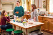 (v.li.): Meg Donnelly (Taylor Otto), Diedrich Bader (Greg Otto), Katy Mixon (Katie Otto).