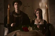 Heinrich VIII. und Katharina von Aragon heiraten kurz nach seiner Krönung. Aus Liebe wird zunehmend Verbitterung, als sie ihm keinen Thronerben schenkt.