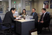 V.li.: Calvin Ayres (John Gloria), Dominika Patrova  (Karolina Wydra), Dr. Gregory House (Hugh Laurie) und Nate Weinmann (Jose Zuniga)