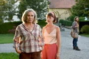 Emilia v. Lubitz (Brigitte Karner, l.) hat beobachtet, dass sich Jana v. Lubitz (Amelie Plaas-Link, M.) und der neue Erntehelfer Luca (Raphaël Tschudi, r.) im Weinberg näher kamen.