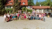 Familie Knösel mit den Mitarbeiter:innen des Hofgut Rengoldshausen.