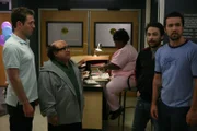 Vorne, l-r: Dennis Reynolds (Glenn Howerton), Frank Reynolds (Danny DeVito), Charlie Kelly (Charlie Day), Mac (Rob McElhenney)