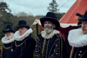 Sir Francis Bacon (Mark O'Halloran, l.)