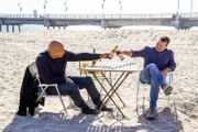 (v.li.): LL Cool J (Special Agent Sam Hanna), Chris O’Donnell (Special Agent G. Callen).