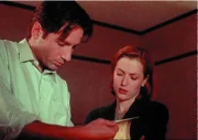L-R: Mulder (David Duchovny), Scully (Gillian Anderson)