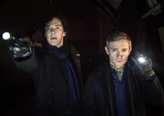 Sherlock Holmes (Benedict Cumberbatch, li.) und sein Assistent und Freund John Watson (Martin Freeman) suchen in einem stillgelegten Tunnel der Londoner U-Bahn nach einer Bombe.