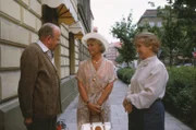 Herr von Hasenbeck macht großen Eindruck auf die Nachbarin Frau Iberl. Rechts: Frau Schöninger.