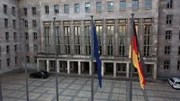 Das ehemalige Haus der Ministerien der DDR wurde in den 90er Jahren der Sitz der Treuhand-Zentrale, benannt nach dem damaligen Leiter der Behörde: Detlev Karsten Rohwedder. Er initiierte die Gründung einer internen Ermittlungseinheit für Betrugsfälle.