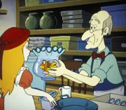 Im Fundbüro bietet man Alice einen Fisch an. Wenn sie schon die Schweinemutter nicht finden kann, dann soll sie zum Trost wenigstens einen Fisch erhalten.