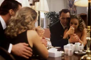 Der smarte Immobilienmakler Philip (Patrik Fichte) macht Vicky Harding (Lara Joy Körner) nicht ohne Hintergedanken einen Heiratsantrag.