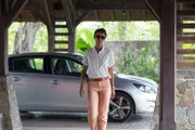Mélissa Sainte-Rose (Sonia Rolland) ist auf der Suche nach einem ehemaligen Mitarbeiter eines Luxushotels. Es ist der Mann der Ermordeten. Auf ihrer Suche findet sie den unsympathischen Besitzer des Hotels und erfährt einige Neuigkeiten.