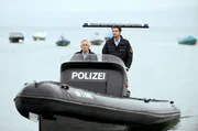Paul Schott (Tim Wilde, l.) und Jakob Frings (Max König, r.) auf der Fahrt zum Regenwasserkanal.