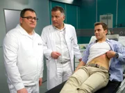 Als Dr. Roland Heilmann (Thomas Rühmann, Mitte) den mit Verdacht auf stumpfes Bauchtrauma eingelieferten Medizinstudenten Mirko Wollert (Jacob Weigert, rechts) untersucht, stellt sich heraus, dass dessen Vater heute ein äußerst erfolgreicher Arzt ist und seinerzeit  Kommilitone von Dr. Heilmann war. Wollert Junior studiert nun ebenfalls Medizin und brilliert vor Dr. Heilmann mit Fachwissen. Das verärgert Pfleger Hans-Peter Brenner (Michael Trischan): Er kennt Mirko aus seinem Studium und ist genervt von dessen offenkundiger Arroganz.
