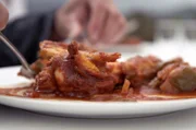 Guilhem bereitet in seinem Foodtruck im französischen Baskenland das typisch baskische Hühnergericht Poulet basquaise zu.
