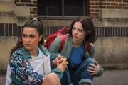 Bei ihren Ermittlungen bekommt Pip (Emma Myers, r.) Unterstützung von ihrer Freundin Cara (Asha Banks, l.). Sie behalten die Verdächtigen fest im Blick.