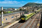 Der irische Nahverkehrszug DART verlässt Bray auf dem Weg zu den Klippen zwischen Greystones und Bray.