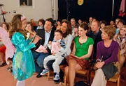ARD FAMILIE DR. KLEIST, IV. Staffel (13 neue Folgen), Folge 41 "Neue Wege", am Dienstag (09.11.10) um 20.15 Uhr im Ersten. V.l.n.r. Dr. Kleist (Francis Fulton-Smith), Marlene (Christina Plate) mit Paul (Corbinian Schlegelmilch), Lisa (Marie Seiser) und Inge (Uta Schorn) bei Claras (Lisa-Marie Werner, ganz l.) Theateraufführung. © ARD/Norbert Kuhröber - honorarfrei, Verwendung gemäß der AGB im engen inhaltlichen, redaktionellen Zusammenhang mit genannter ARD - Sendung bei Nennung: "Bild: ARD/Norbert Kuhröber" (S2).  ARD Programmdirektion/Bildredaktion,  Tel. 089 5900 4302, Fax 089 5501259, mail: bildredaktion@daserste.de.
