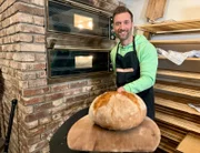 Brot einfach selbstgemacht? In der Aumühle in Moers backt Daniel bei einem Brotbackkurs sein eigenes Brot.