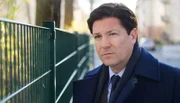 Florian (Francis Fulton-Smith) unterstützt einen Mandanten, obwohl dieser ihn hinters Licht geführt hat.