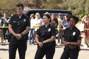 Immer mehr selbsternannte Glücksritter tauchen in der Stadt auf und stiften Chaos. Nolan (Nathan Fillion, l.), Chen (Melissa O'Neil, M.) und Harper (Mekia Cox, r.) können nicht bloß tatenlos zusehen.