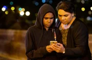 Jess Clarke (Shantae Barnes-Cowan, li.) und Alex Irving (Deborah Mailman).