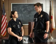 Nolan (Nathan Fillion) und Chen (Melissa O'Neil) vermuten, dass hinter dem Feuer mehr steckt, als ein einfacher Häuserbrand.