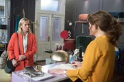 Mona (Jana Hora-Goosmann, l.) vermutet eifersüchtig, dass Andreas sich bei Tatjana (Judith Sehrbrock, r.) aufhält.
