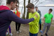 Der 17-jährige Niko Wittmann (Lennart Betzgen, mi.) hat sich dem Sport verschrieben. Er trainiert täglich und strebt ehrgeizig einem Studium an der Sport-Universität entgegen. Beim Lauftraining bricht er zusammen und bricht sich dabei den Unterarm.
