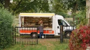 „Tina mobil“ erzählt von den täglichen Problemen und Sorgen einer dreifachen Mutter in Pankow. Der Kampf ums Überleben, das mangelnde Geld - aber Tinas Maxime ist: Man kann alles schaffen, was man will. Und wenn man es nicht schafft, hat man es eben nicht genug gewollt. - Doris (Carmen Maia Antoni) freut sich, dass Tina (Gabriela Maria Schmeide) ihr Sortiment erweitert. Caro (Runa Greiner) hatte die Idee dazu.