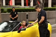 Nolan (Nathan Fillion, r.) und Chen (Melissa O'Neil, l.) treffen bei einer Verkehrskontrolle zufällig auf Claire Ivy (Tricia Helfer, M.) - eine berüchtigte Meisterdiebin. Nolan ist sich sicher, dass ihr nächster Coup nicht lange auf sich warten lässt.
