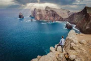 Dirk Steffens erkundet die Geheimnisse der makaronesischen Inselwelt. Wie Perlen liegen die Inseln verstreut in der blauen Wüste des Atlantiks, jede von ihnen ist zu einer Oase für die Pflanzen - und Tierwelt geworden und birgt einen besonderen Schatz. Eine einzigartige Natur, die es nirgendwo sonst auf der Welt gibt.