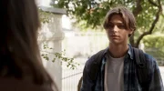 Elias (Albert Rudbeck Lindhardt, re.) besucht Laura (Amaryllis August, li.)